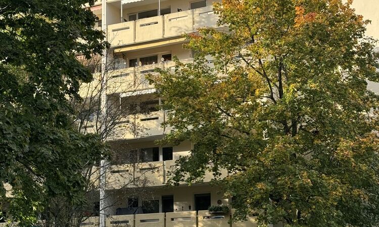 Freundliche%20Zwei Zimmer%20Wohnung%20mit%20Blick%20ins%20Gr%C3%BCne